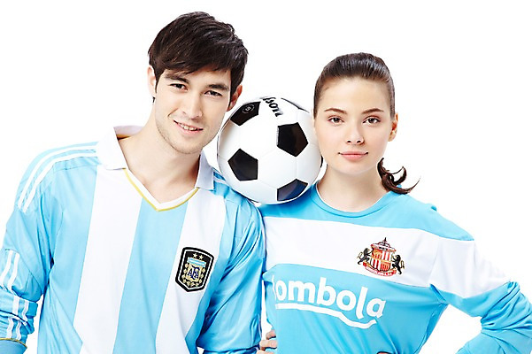 포토 JPG 스튜디오촬영 서양인 외국인 백인 해외기획촬영 라이프스타일 커플 2012년태국 여자 남자 스포츠 커플라이프 유니폼 축구공 공 실내 미소 웃음 누끼 사람 상반신 20대 성인 두명 앞모습 운동복 운동 구기 미식축구 축구 자신감 열정 축구복 청년만 성인만 국내포토 옷 감정 뷰포인트 축구용품 관계 표정 건강 인종 청년 내부 생활 파일형식