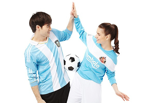 포토 JPG 스튜디오촬영 서양인 외국인 백인 해외기획촬영 라이프스타일 커플 2012년태국 여자 남자 스포츠 커플라이프 포즈 유니폼 축구공 공 모션 실내 서기 미소 웃음 누끼 사람 20대 성인 두명 앞모습 운동복 운동 구기 마주보기 미식축구 축구 자신감 열정 축구복 손맞댄 청년만 성인만 국내포토 옷 감정 뷰포인트 축구용품 관계 표정 건강 인종 청년 내부 생활 파일형식