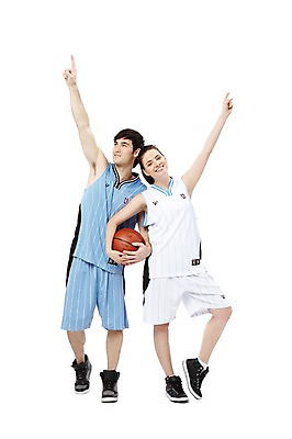 포토 JPG 스튜디오촬영 전신 서양인 외국인 백인 해외기획촬영 라이프스타일 커플 2012년태국 여자 남자 스포츠 커플라이프 운동화 유니폼 공 농구 농구공 실내 서기 미소 웃음 들기 누끼 사람 20대 성인 두명 앞모습 운동복 운동 구기 손들기 자신감 열정 농구복 농구화 청년만 성인만 국내포토 옷 감정 스포츠용품 뷰포인트 신발 관계 모션 표정 건강 인종 청년 내부 생활 파일형식