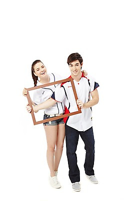 포토 JPG 스튜디오촬영 전신 서양인 외국인 백인 해외기획촬영 라이프스타일 커플 2012년태국 여자 남자 스포츠 커플라이프 액자 유니폼 응원 프레임 실내 액자틀 틀 서기 미소 웃음 들기 누끼 사람 20대 성인 두명 앞모습 캐주얼 운동복 운동 야구 자신감 열정 응원단 사진틀 서포터즈 야구복 청년만 성인만 국내포토 옷 감정 뷰포인트 관계 모션 표정 건강 인종 청년 내부 생활 구기 파일형식