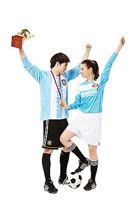 포토 JPG 스튜디오촬영 전신 서양인 외국인 백인 해외기획촬영 라이프스타일 커플 2012년태국 여자 남자 스포츠 커플라이프 유니폼 축구공 공 실내 서기 미소 웃음 들기 누끼 사람 20대 성인 두명 앞모습 운동복 운동 구기 손들기 마주보기 미식축구 축구 기쁨 우승 자신감 니삭스 상 트로피 메달 열정 축구복 축구화 금메달 밟기 세리머니 청년만 성인만 국내포토 옷 감정 뷰포인트 운동화 축구용품 관계 모션 양말 표정 건강 인종 청년 내부 생활 최고 상_우승 상패 상_상패 파일형식