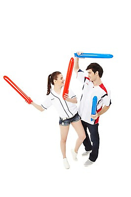 포토 JPG 스튜디오촬영 전신 서양인 외국인 백인 해외기획촬영 라이프스타일 커플 2012년태국 여자 남자 스포츠 커플라이프 유니폼 응원 실내 서기 미소 웃음 들기 누끼 사람 20대 성인 두명 앞모습 캐주얼 운동복 운동 마주보기 야구 응원용품 자신감 열정 응원단 서포터즈 야구복 막대풍선 청년만 성인만 국내포토 옷 감정 뷰포인트 관계 모션 표정 건강 인종 청년 내부 생활 구기 오브젝트 풍선 파일형식