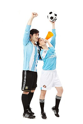 포토 JPG 스튜디오촬영 전신 서양인 외국인 백인 해외기획촬영 라이프스타일 커플 2012년태국 여자 남자 스포츠 커플라이프 유니폼 축구공 공 응원 실내 서기 들기 누끼 사람 20대 성인 두명 옆모습 운동복 운동 구기 손들기 미식축구 축구 확성기 응원용품 자신감 니삭스 열정 응원단 축구복 축구화 서포터즈 응원나팔 청년만 성인만 국내포토 옷 감정 뷰포인트 운동화 축구용품 관계 모션 양말 건강 인종 청년 내부 생활 오브젝트 파일형식