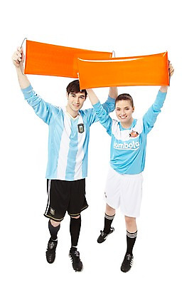 포토 JPG 스튜디오촬영 전신 서양인 외국인 백인 해외기획촬영 라이프스타일 커플 2012년태국 여자 남자 스포츠 커플라이프 유니폼 응원 실내 서기 미소 웃음 들기 누끼 사람 20대 성인 두명 앞모습 운동복 운동 구기 미식축구 축구 응원용품 현수막 자신감 니삭스 열정 응원단 축구복 축구화 서포터즈 청년만 성인만 국내포토 옷 감정 뷰포인트 운동화 축구용품 관계 모션 양말 표정 건강 인종 청년 내부 생활 오브젝트 파일형식