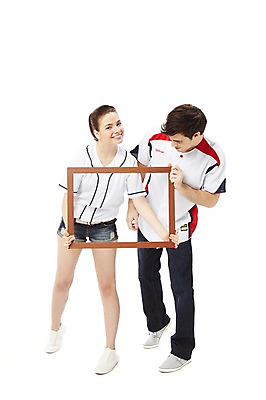 포토 JPG 스튜디오촬영 전신 서양인 외국인 백인 해외기획촬영 라이프스타일 커플 2012년태국 여자 남자 스포츠 커플라이프 액자 유니폼 응원 프레임 실내 액자틀 틀 서기 미소 웃음 들기 누끼 사람 20대 성인 두명 앞모습 캐주얼 운동복 운동 야구 자신감 열정 응원단 사진틀 서포터즈 야구복 청년만 성인만 국내포토 옷 감정 뷰포인트 관계 모션 표정 건강 인종 청년 내부 생활 구기 파일형식