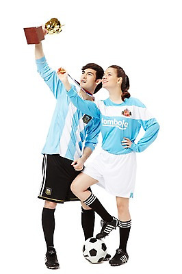 포토 JPG 스튜디오촬영 전신 서양인 외국인 백인 해외기획촬영 라이프스타일 커플 응시 2012년태국 여자 남자 스포츠 커플라이프 허리손 유니폼 축구공 공 실내 서기 미소 웃음 들기 누끼 사람 20대 성인 두명 앞모습 운동복 운동 구기 미식축구 축구 우승 자신감 니삭스 상 트로피 메달 열정 축구복 축구화 금메달 밟기 세리머니 청년만 성인만 국내포토 시선 옷 감정 뷰포인트 포즈 운동화 축구용품 관계 모션 양말 표정 건강 인종 청년 내부 생활 최고 상_우승 상패 상_상패 파일형식