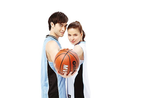 포토 JPG 스튜디오촬영 서양인 외국인 백인 해외기획촬영 라이프스타일 커플 2012년태국 여자 남자 스포츠 커플라이프 유니폼 공 농구 농구공 실내 미소 웃음 들기 누끼 사람 상반신 20대 성인 두명 옆모습 운동복 운동 구기 자신감 열정 농구복 청년만 성인만 국내포토 옷 감정 뷰포인트 관계 모션 표정 건강 인종 청년 내부 생활 파일형식