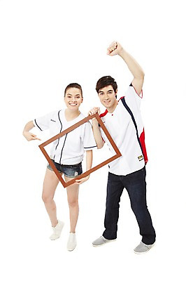 포토 JPG 스튜디오촬영 전신 서양인 외국인 백인 해외기획촬영 라이프스타일 커플 2012년태국 여자 남자 스포츠 커플라이프 액자 유니폼 응원 프레임 실내 액자틀 틀 서기 미소 웃음 들기 누끼 사람 손짓 20대 성인 두명 앞모습 캐주얼 운동복 운동 손들기 야구 가리킴 자신감 열정 응원단 사진틀 서포터즈 야구복 청년만 성인만 국내포토 옷 감정 뷰포인트 관계 모션 표정 건강 인종 청년 내부 생활 구기 파일형식