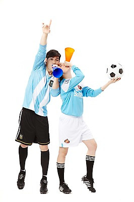 포토 JPG 스튜디오촬영 전신 서양인 외국인 백인 해외기획촬영 라이프스타일 커플 2012년태국 여자 남자 스포츠 커플라이프 유니폼 축구공 공 응원 실내 서기 들기 누끼 사람 20대 성인 두명 앞모습 운동복 운동 구기 손들기 미식축구 축구 확성기 응원용품 자신감 니삭스 열정 응원단 축구복 축구화 서포터즈 응원나팔 청년만 성인만 국내포토 옷 감정 뷰포인트 운동화 축구용품 관계 모션 양말 건강 인종 청년 내부 생활 오브젝트 파일형식