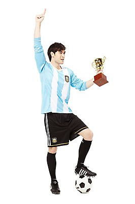 포토 JPG 스튜디오촬영 전신 서양인 외국인 백인 해외기획촬영 라이프스타일 2012년태국 남자 스포츠 유니폼 축구공 공 실내 한명 서기 들기 누끼 사람 손짓 20대 성인 옆모습 운동복 운동 구기 손들기 미식축구 축구 기쁨 우승 자신감 니삭스 상 트로피 열정 축구복 축구화 밟기 세리머니 남자만 남자한명만 성인남자만 청년만 청년남자만 청년남자한명만 성인한명만 성인남자한명만 성인만 국내포토 1 옷 감정 뷰포인트 운동화 축구용품 모션 양말 건강 인종 청년 내부 생활 최고 상_우승 상패 파일형식