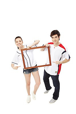 포토 JPG 스튜디오촬영 전신 서양인 외국인 백인 해외기획촬영 라이프스타일 커플 2012년태국 여자 남자 스포츠 커플라이프 액자 유니폼 응원 프레임 실내 액자틀 틀 서기 미소 웃음 들기 누끼 사람 손짓 20대 성인 두명 앞모습 캐주얼 운동복 운동 야구 가리킴 자신감 열정 응원단 사진틀 서포터즈 야구복 청년만 성인만 국내포토 옷 감정 뷰포인트 관계 모션 표정 건강 인종 청년 내부 생활 구기 파일형식