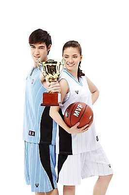 포토 JPG 스튜디오촬영 서양인 외국인 백인 해외기획촬영 라이프스타일 커플 2012년태국 여자 남자 스포츠 커플라이프 유니폼 공 농구 농구공 실내 서기 미소 웃음 들기 누끼 사람 20대 성인 두명 옆모습 운동복 운동 구기 등맞대기 우승 자신감 상 트로피 열정 농구복 청년만 성인만 국내포토 옷 감정 뷰포인트 관계 모션 표정 건강 인종 청년 내부 생활 최고 상_우승 상패 파일형식