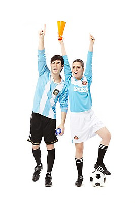 포토 JPG 스튜디오촬영 전신 서양인 외국인 백인 해외기획촬영 라이프스타일 커플 2012년태국 여자 남자 스포츠 커플라이프 유니폼 축구공 공 응원 실내 서기 미소 웃음 들기 누끼 사람 20대 성인 두명 앞모습 운동복 운동 구기 손들기 미식축구 축구 확성기 응원용품 자신감 니삭스 열정 응원단 축구복 축구화 밟기 서포터즈 응원나팔 청년만 성인만 국내포토 옷 감정 뷰포인트 운동화 축구용품 관계 모션 양말 표정 건강 인종 청년 내부 생활 오브젝트 파일형식