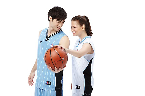 포토 JPG 스튜디오촬영 서양인 외국인 백인 해외기획촬영 라이프스타일 커플 2012년태국 여자 남자 스포츠 커플라이프 유니폼 공 농구 농구공 실내 미소 웃음 들기 누끼 사람 상반신 20대 성인 두명 옆모습 운동복 운동 구기 자신감 열정 농구복 청년만 성인만 국내포토 옷 감정 뷰포인트 관계 모션 표정 건강 인종 청년 내부 생활 파일형식