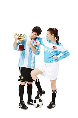 포토 JPG 스튜디오촬영 전신 서양인 외국인 백인 해외기획촬영 라이프스타일 커플 2012년태국 여자 남자 스포츠 커플라이프 허리손 유니폼 축구공 공 실내 서기 미소 웃음 들기 누끼 사람 20대 성인 두명 앞모습 운동복 운동 구기 미식축구 축구 우승 자신감 니삭스 상 트로피 메달 열정 축구복 축구화 금메달 밟기 청년만 성인만 국내포토 옷 감정 뷰포인트 포즈 운동화 축구용품 관계 모션 양말 표정 건강 인종 청년 내부 생활 최고 상_우승 상패 상_상패 파일형식