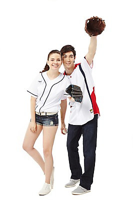 포토 JPG 스튜디오촬영 전신 서양인 외국인 백인 해외기획촬영 라이프스타일 커플 2012년태국 여자 남자 스포츠 커플라이프 유니폼 공 응원 실내 서기 미소 웃음 들기 누끼 사람 20대 성인 두명 앞모습 캐주얼 운동복 운동 손들기 야구 글러브 글로브 권투글러브 야구글러브 자신감 야구공 열정 응원단 서포터즈 야구복 청년만 성인만 국내포토 옷 감정 스포츠용품 뷰포인트 장갑 관계 모션 표정 건강 인종 청년 내부 생활 구기 야구용품 파일형식