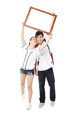 포토 JPG 스튜디오촬영 전신 서양인 외국인 백인 해외기획촬영 라이프스타일 커플 2012년태국 여자 남자 스포츠 커플라이프 액자 유니폼 응원 프레임 실내 액자틀 틀 서기 미소 웃음 들기 누끼 사람 20대 성인 두명 앞모습 캐주얼 운동복 운동 야구 자신감 열정 응원단 사진틀 서포터즈 야구복 청년만 성인만 국내포토 옷 감정 뷰포인트 관계 모션 표정 건강 인종 청년 내부 생활 구기 파일형식