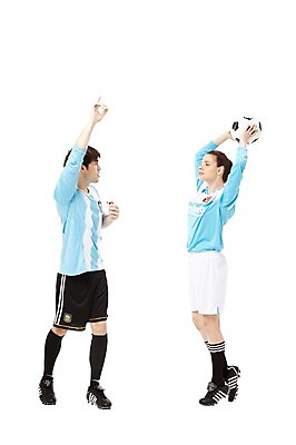 포토 JPG 스튜디오촬영 전신 서양인 외국인 백인 해외기획촬영 라이프스타일 커플 2012년태국 여자 남자 스포츠 커플라이프 포즈 유니폼 축구공 공 모션 실내 서기 누끼 사람 20대 성인 두명 옆모습 운동복 운동 구기 미식축구 축구 자신감 던지기 심판 니삭스 호루라기 열정 축구복 축구화 드로잉 청년만 성인만 국내포토 옷 감정 뷰포인트 운동화 축구용품 관계 양말 건강 미술 인종 청년 내부 생활 파일형식