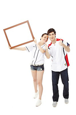 포토 JPG 스튜디오촬영 전신 서양인 외국인 백인 해외기획촬영 라이프스타일 커플 2012년태국 여자 남자 스포츠 커플라이프 액자 유니폼 응원 프레임 실내 액자틀 틀 서기 미소 웃음 들기 누끼 사람 손짓 20대 성인 두명 앞모습 캐주얼 운동복 운동 야구 최고 자신감 열정 응원단 사진틀 서포터즈 야구복 청년만 성인만 국내포토 옷 감정 뷰포인트 관계 모션 표정 건강 인종 청년 내부 생활 구기 파일형식