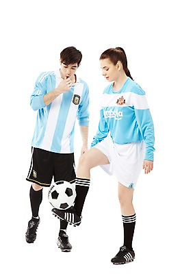 포토 JPG 스튜디오촬영 전신 서양인 외국인 백인 해외기획촬영 라이프스타일 커플 2012년태국 여자 남자 스포츠 커플라이프 포즈 유니폼 축구공 공 모션 실내 서기 누끼 사람 20대 성인 두명 운동복 운동 구기 미식축구 축구 자신감 심판 니삭스 호루라기 열정 축구복 축구화 드리블 청년만 성인만 국내포토 옷 감정 운동화 축구용품 관계 양말 건강 인종 청년 내부 생활 파일형식