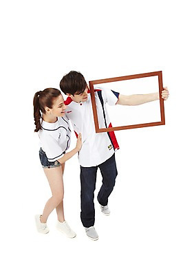 포토 JPG 스튜디오촬영 전신 서양인 외국인 백인 해외기획촬영 라이프스타일 커플 응시 2012년태국 여자 남자 스포츠 커플라이프 액자 유니폼 응원 프레임 실내 액자틀 틀 서기 미소 웃음 들기 누끼 사람 20대 성인 두명 앞모습 캐주얼 운동복 운동 야구 자신감 열정 응원단 사진틀 서포터즈 야구복 청년만 성인만 국내포토 시선 옷 감정 뷰포인트 관계 모션 표정 건강 인종 청년 내부 생활 구기 파일형식