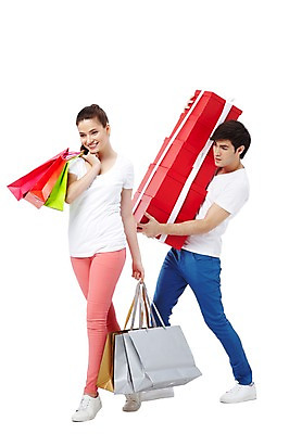 포토 JPG 스튜디오촬영 전신 서양인 외국인 백인 해외기획촬영 라이프스타일 커플 2012년태국 여자 남자 행복 커플라이프 실내 피곤 선물 서기 미소 웃음 들기 누끼 사람 이벤트 20대 성인 두명 옆모습 캐주얼 선물상자 쇼핑 장보기 상자 쇼핑백 커플룩 무거움 청년만 성인만 국내포토 옷 감정 뷰포인트 컨셉 가방 관계 모션 표정 인종 청년 내부 생활 무게 파일형식