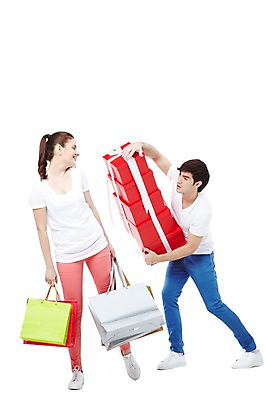 포토 JPG 스튜디오촬영 전신 서양인 외국인 백인 해외기획촬영 라이프스타일 커플 2012년태국 여자 남자 행복 커플라이프 실내 피곤 선물 서기 미소 웃음 들기 누끼 사람 이벤트 20대 성인 두명 옆모습 캐주얼 선물상자 쇼핑 장보기 상자 쇼핑백 커플룩 무거움 청년만 성인만 국내포토 옷 감정 뷰포인트 컨셉 가방 관계 모션 표정 인종 청년 내부 생활 무게 파일형식