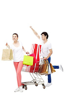 포토 JPG 스튜디오촬영 전신 서양인 외국인 백인 해외기획촬영 라이프스타일 커플 응시 2012년태국 여자 남자 행복 커플라이프 실내 선물 서기 미소 웃음 들기 누끼 사람 이벤트 20대 성인 두명 옆모습 캐주얼 선물상자 쇼핑 장보기 상자 쇼핑백 카트 쇼핑카 수레 커플룩 청년만 성인만 국내포토 시선 옷 감정 뷰포인트 가방 관계 모션 표정 인종 청년 내부 생활 파일형식