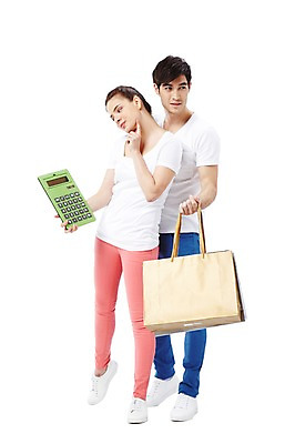 포토 JPG 스튜디오촬영 전신 서양인 외국인 백인 해외기획촬영 라이프스타일 커플 2012년태국 여자 남자 행복 커플라이프 생각 실내 서기 들기 누끼 사람 이벤트 20대 성인 두명 앞모습 캐주얼 쇼핑 장보기 쇼핑백 전자계산기 계산기 계산 고민 커플룩 청년만 성인만 국내포토 옷 감정 뷰포인트 가방 관계 모션 문구용품 인종 청년 내부 생활 장비 파일형식