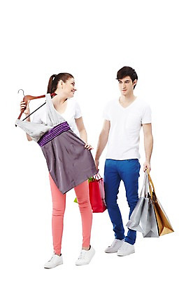 포토 JPG 스튜디오촬영 전신 서양인 외국인 백인 해외기획촬영 라이프스타일 커플 2012년태국 옷 원피스 여자 남자 행복 커플라이프 실내 서기 미소 웃음 들기 누끼 사람 이벤트 20대 성인 두명 앞모습 캐주얼 쇼핑 장보기 쇼핑백 옷걸이 커플룩 청년만 성인만 국내포토 감정 뷰포인트 가방 관계 모션 표정 인종 청년 내부 생활 파일형식