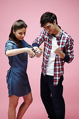 포토 JPG 스튜디오촬영 서양인 외국인 백인 해외기획촬영 라이프스타일 커플 2012년태국 여자 남자 캠페인 커플라이프 포즈 모션 가위 흡연 담배 실내 경고 서기 들기 사람 20대 성인 두명 옆모습 캐주얼 마주보기 금지 자르기 금연 가위질 청년만 성인만 분홍색배경 국내포토 옷 뷰포인트 분홍색 백그라운드 관계 문구용품 가위_도구 인종 청년 내부 생활 사회이슈 파일형식