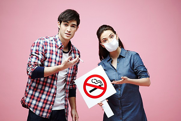 포토 JPG 스튜디오촬영 서양인 외국인 백인 해외기획촬영 라이프스타일 커플 2012년태국 여자 남자 캠페인 커플라이프 포즈 모션 흡연 담배 알림판 실내 경고 마스크 들기 사람 상반신 20대 성인 두명 앞모습 캐주얼 팻말 금지 알림 냄새 금연 담배연기 악취 비흡연자 청년만 성인만 분홍색배경 국내포토 옷 뷰포인트 분홍색 백그라운드 관계 프레임 인종 청년 내부 생활 연기 사회이슈 파일형식