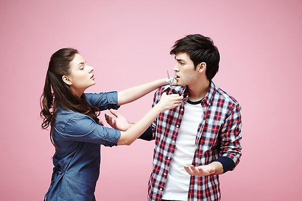 포토 JPG 스튜디오촬영 서양인 외국인 백인 해외기획촬영 라이프스타일 커플 2012년태국 여자 남자 캠페인 커플라이프 포즈 모션 가위 흡연 담배 실내 경고 들기 사람 상반신 20대 성인 두명 옆모습 캐주얼 마주보기 금지 물기 자르기 금연 가위질 청년만 성인만 분홍색배경 국내포토 옷 뷰포인트 분홍색 백그라운드 관계 문구용품 가위_도구 인종 청년 내부 생활 사회이슈 파일형식