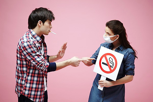 포토 JPG 스튜디오촬영 서양인 외국인 백인 해외기획촬영 라이프스타일 커플 2012년태국 여자 남자 캠페인 커플라이프 포즈 모션 흡연 담배 알림판 실내 경고 마스크 들기 사람 손짓 상반신 20대 성인 두명 옆모습 캐주얼 마주보기 팻말 금지 가리킴 물기 알림 냄새 금연 담배연기 악취 비흡연자 청년만 성인만 분홍색배경 국내포토 옷 뷰포인트 분홍색 백그라운드 관계 프레임 인종 청년 내부 생활 연기 사회이슈 파일형식