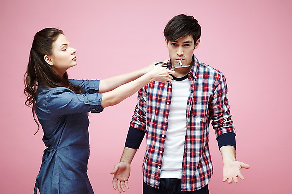 포토 JPG 스튜디오촬영 서양인 외국인 백인 해외기획촬영 라이프스타일 커플 2012년태국 여자 남자 캠페인 커플라이프 포즈 모션 가위 흡연 담배 실내 경고 들기 사람 상반신 20대 성인 두명 캐주얼 금지 자르기 금연 가위질 청년만 성인만 분홍색배경 국내포토 옷 분홍색 백그라운드 관계 문구용품 가위_도구 인종 청년 내부 생활 사회이슈 파일형식