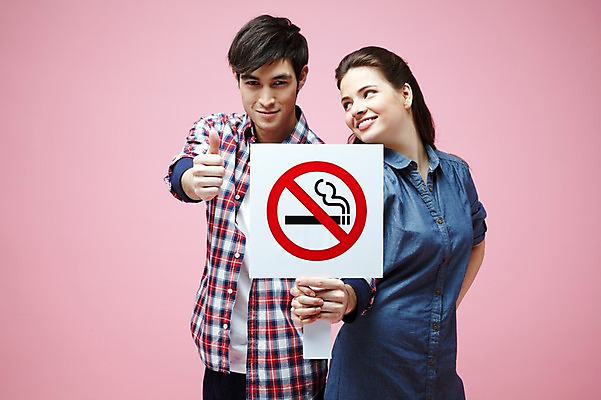 포토 JPG 스튜디오촬영 서양인 외국인 백인 해외기획촬영 라이프스타일 커플 2012년태국 여자 남자 캠페인 커플라이프 포즈 모션 흡연 담배 알림판 실내 경고 서기 미소 웃음 들기 사람 손짓 20대 성인 두명 앞모습 캐주얼 팻말 금지 최고 알림 금연 청년만 성인만 분홍색배경 국내포토 옷 뷰포인트 분홍색 백그라운드 관계 프레임 표정 인종 청년 내부 생활 사회이슈 파일형식