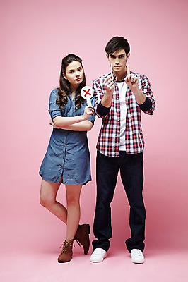 포토 JPG 스튜디오촬영 전신 서양인 외국인 백인 해외기획촬영 라이프스타일 커플 2012년태국 여자 남자 캠페인 커플라이프 포즈 모션 흡연 담배 알림판 실내 경고 서기 들기 사람 손짓 20대 성인 두명 앞모습 캐주얼 팻말 금지 X 알림 금연 청년만 성인만 분홍색배경 국내포토 알파벳 옷 뷰포인트 분홍색 백그라운드 관계 프레임 인종 청년 내부 생활 사회이슈 파일형식