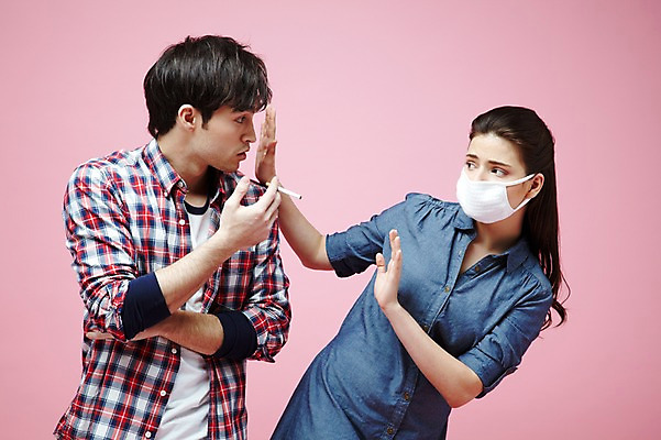 포토 JPG 스튜디오촬영 서양인 외국인 백인 해외기획촬영 라이프스타일 커플 2012년태국 여자 남자 캠페인 커플라이프 포즈 모션 흡연 담배 실내 마스크 들기 사람 상반신 20대 성인 두명 앞모습 캐주얼 마주보기 거절 냄새 금연 담배연기 악취 비흡연자 피하기 청년만 성인만 분홍색배경 국내포토 옷 뷰포인트 분홍색 백그라운드 컨셉 관계 인종 청년 내부 생활 연기 사회이슈 파일형식