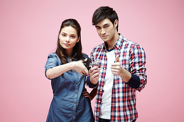 포토 JPG 스튜디오촬영 서양인 외국인 백인 해외기획촬영 라이프스타일 커플 2012년태국 여자 남자 캠페인 커플라이프 포즈 모션 가위 흡연 담배 실내 경고 미소 웃음 들기 사람 손짓 상반신 20대 성인 두명 앞모습 캐주얼 금지 최고 자르기 금연 가위질 청년만 성인만 분홍색배경 국내포토 옷 뷰포인트 분홍색 백그라운드 관계 문구용품 가위_도구 표정 인종 청년 내부 생활 사회이슈 파일형식