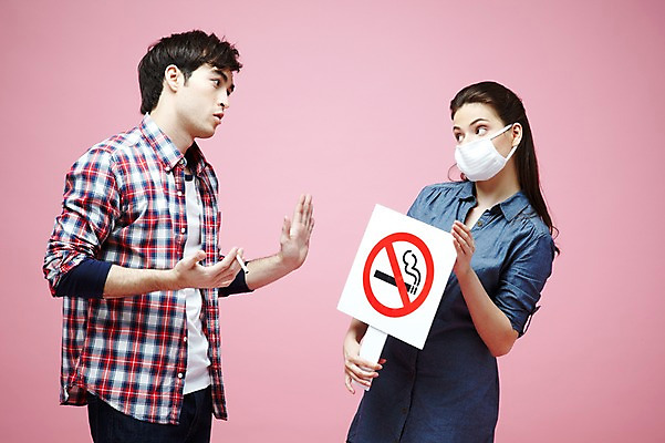 포토 JPG 스튜디오촬영 서양인 외국인 백인 해외기획촬영 라이프스타일 커플 2012년태국 여자 남자 캠페인 커플라이프 포즈 모션 흡연 담배 알림판 실내 경고 마스크 들기 사람 상반신 20대 성인 두명 옆모습 캐주얼 마주보기 팻말 금지 알림 냄새 금연 담배연기 악취 비흡연자 청년만 성인만 분홍색배경 국내포토 옷 뷰포인트 분홍색 백그라운드 관계 프레임 인종 청년 내부 생활 연기 사회이슈 파일형식