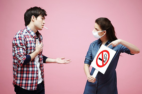 포토 JPG 스튜디오촬영 서양인 외국인 백인 해외기획촬영 라이프스타일 커플 2012년태국 여자 남자 캠페인 커플라이프 포즈 모션 흡연 담배 알림판 실내 경고 마스크 들기 사람 손짓 상반신 20대 성인 두명 옆모습 캐주얼 마주보기 팻말 금지 가리킴 물기 알림 냄새 금연 담배연기 악취 비흡연자 청년만 성인만 분홍색배경 국내포토 옷 뷰포인트 분홍색 백그라운드 관계 프레임 인종 청년 내부 생활 연기 사회이슈 파일형식