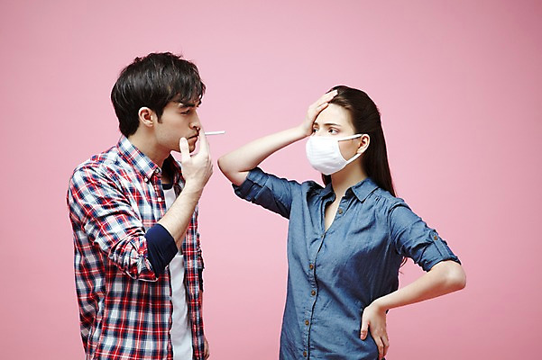 포토 JPG 스튜디오촬영 서양인 외국인 백인 해외기획촬영 라이프스타일 커플 2012년태국 여자 남자 캠페인 커플라이프 허리손 포즈 모션 흡연 담배 실내 마스크 들기 사람 상반신 20대 성인 두명 캐주얼 마주보기 물기 냄새 두통 금연 담배연기 악취 비흡연자 청년만 성인만 분홍색배경 국내포토 옷 분홍색 백그라운드 관계 인종 청년 내부 생활 연기 질병 사회이슈 파일형식