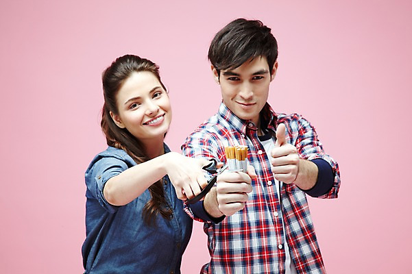 포토 JPG 스튜디오촬영 서양인 외국인 백인 해외기획촬영 라이프스타일 커플 2012년태국 여자 남자 캠페인 커플라이프 포즈 모션 가위 흡연 담배 실내 경고 미소 웃음 들기 사람 손짓 상반신 20대 성인 두명 앞모습 캐주얼 금지 최고 자르기 금연 가위질 청년만 성인만 분홍색배경 국내포토 옷 뷰포인트 분홍색 백그라운드 관계 문구용품 가위_도구 표정 인종 청년 내부 생활 사회이슈 파일형식