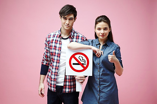 포토 JPG 스튜디오촬영 서양인 외국인 백인 해외기획촬영 라이프스타일 커플 2012년태국 여자 남자 캠페인 커플라이프 포즈 모션 흡연 담배 알림판 실내 경고 서기 미소 웃음 들기 사람 손짓 20대 성인 두명 앞모습 캐주얼 팻말 금지 최고 알림 금연 청년만 성인만 분홍색배경 국내포토 옷 뷰포인트 분홍색 백그라운드 관계 프레임 표정 인종 청년 내부 생활 사회이슈 파일형식