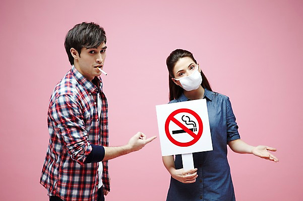 포토 JPG 스튜디오촬영 서양인 외국인 백인 해외기획촬영 라이프스타일 커플 2012년태국 여자 남자 캠페인 커플라이프 포즈 모션 흡연 담배 알림판 실내 경고 마스크 들기 사람 손짓 상반신 20대 성인 두명 앞모습 캐주얼 팻말 금지 가리킴 물기 알림 냄새 금연 담배연기 악취 비흡연자 청년만 성인만 분홍색배경 국내포토 옷 뷰포인트 분홍색 백그라운드 관계 프레임 인종 청년 내부 생활 연기 사회이슈 파일형식