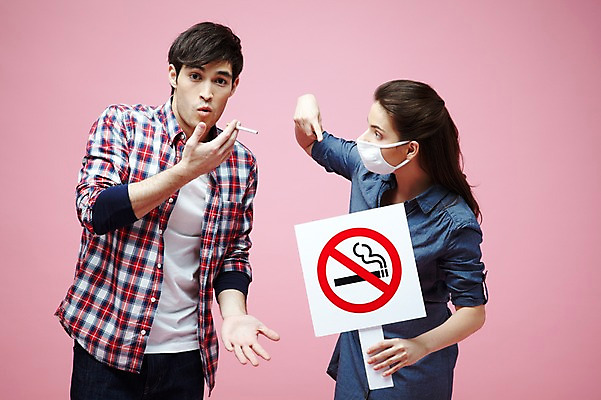 포토 JPG 스튜디오촬영 서양인 외국인 백인 해외기획촬영 라이프스타일 커플 2012년태국 여자 남자 캠페인 커플라이프 포즈 모션 흡연 담배 알림판 실내 경고 마스크 들기 사람 손짓 상반신 20대 성인 두명 앞모습 캐주얼 팻말 금지 가리킴 알림 냄새 금연 담배연기 악취 비흡연자 청년만 성인만 분홍색배경 국내포토 옷 뷰포인트 분홍색 백그라운드 관계 프레임 인종 청년 내부 생활 연기 사회이슈 파일형식