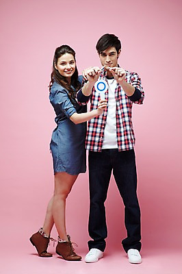 포토 JPG 스튜디오촬영 전신 서양인 외국인 백인 해외기획촬영 라이프스타일 커플 2012년태국 여자 남자 캠페인 커플라이프 포즈 모션 흡연 담배 알림판 실내 서기 들기 사람 20대 성인 두명 앞모습 캐주얼 손상 팻말 자르기 알림 금연 청년만 성인만 분홍색배경 국내포토 옷 뷰포인트 분홍색 백그라운드 컨셉 관계 프레임 인종 청년 내부 생활 사회이슈 파일형식