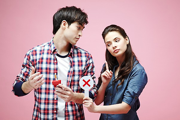 포토 JPG 스튜디오촬영 서양인 외국인 백인 해외기획촬영 라이프스타일 커플 2012년태국 여자 남자 캠페인 커플라이프 포즈 모션 흡연 담배 알림판 실내 경고 들기 사람 손짓 상반신 20대 성인 두명 앞모습 캐주얼 팻말 금지 X 알림 금연 청년만 성인만 분홍색배경 국내포토 알파벳 옷 뷰포인트 분홍색 백그라운드 관계 프레임 인종 청년 내부 생활 사회이슈 파일형식