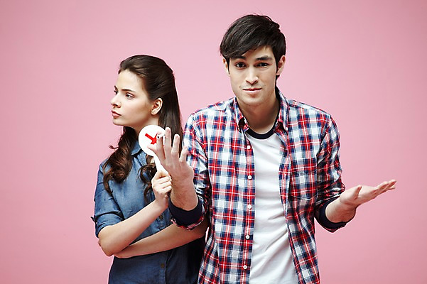 포토 JPG 스튜디오촬영 서양인 외국인 백인 해외기획촬영 라이프스타일 커플 2012년태국 여자 남자 캠페인 커플라이프 포즈 모션 흡연 담배 알림판 실내 경고 들기 사람 손짓 상반신 20대 성인 두명 앞모습 캐주얼 팻말 금지 X 알림 금연 청년만 성인만 분홍색배경 국내포토 알파벳 옷 뷰포인트 분홍색 백그라운드 관계 프레임 인종 청년 내부 생활 사회이슈 파일형식