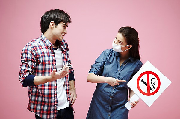 포토 JPG 스튜디오촬영 서양인 외국인 백인 해외기획촬영 라이프스타일 커플 2012년태국 여자 남자 캠페인 커플라이프 포즈 모션 흡연 담배 알림판 실내 경고 마스크 들기 사람 손짓 상반신 20대 성인 두명 옆모습 캐주얼 마주보기 팻말 금지 가리킴 알림 냄새 금연 담배연기 악취 비흡연자 청년만 성인만 분홍색배경 국내포토 옷 뷰포인트 분홍색 백그라운드 관계 프레임 인종 청년 내부 생활 연기 사회이슈 파일형식
